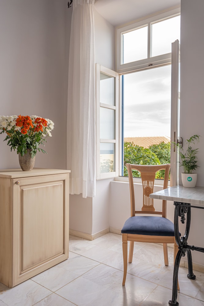 Pandora Suites 36/58