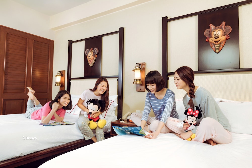 Disney Explorers Lodge 24/57