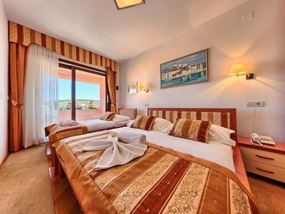 STANDARD, TRIPLE, BALCONY
