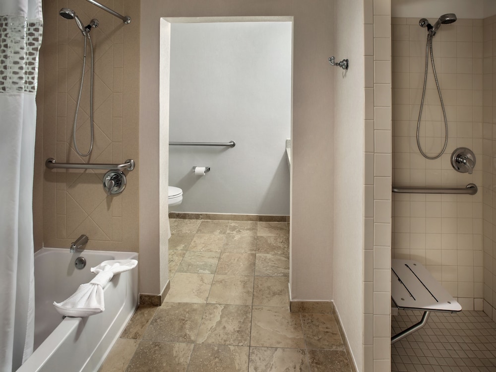 Hampton Inn and Suites Milwaukee Downtown 11/41
