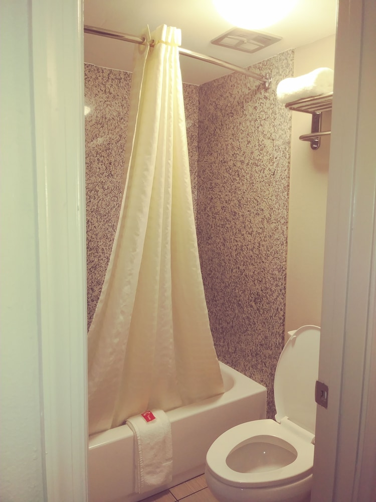 Econo Lodge Lynchburg, VA 20/50