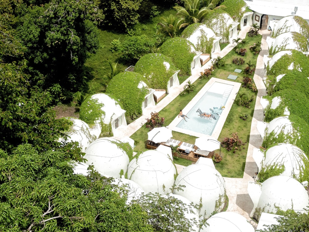 Igloo Beach Lodge 33/36