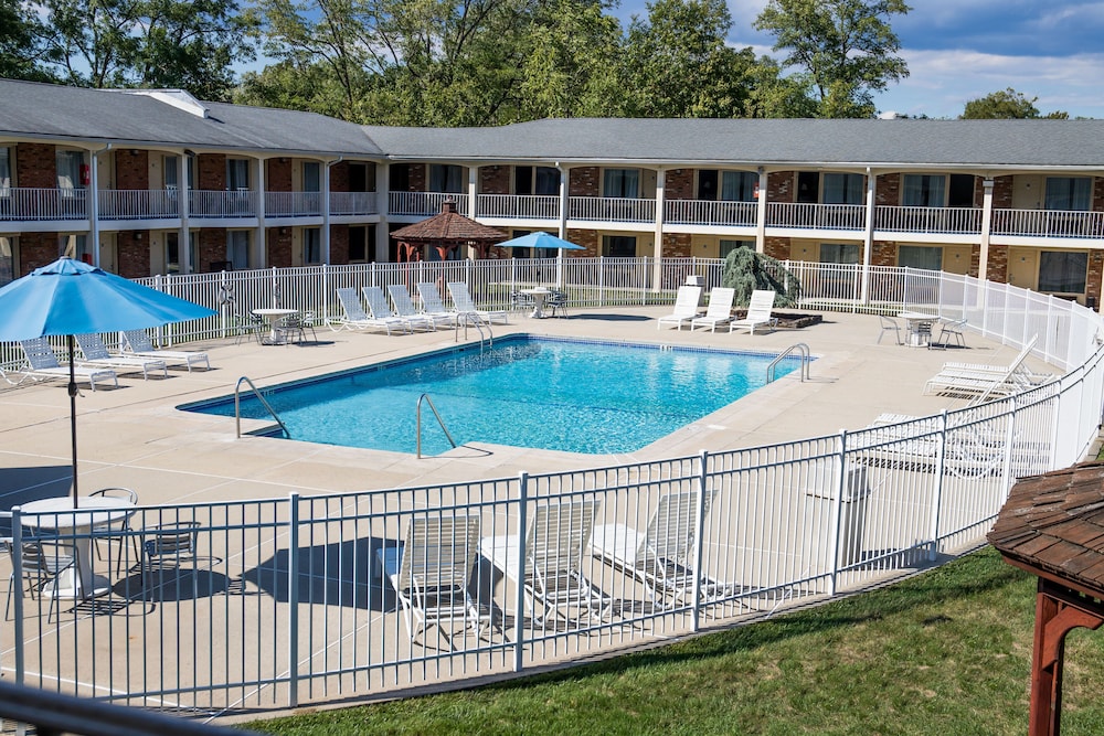 Crystal Inn Eatontown 40/41