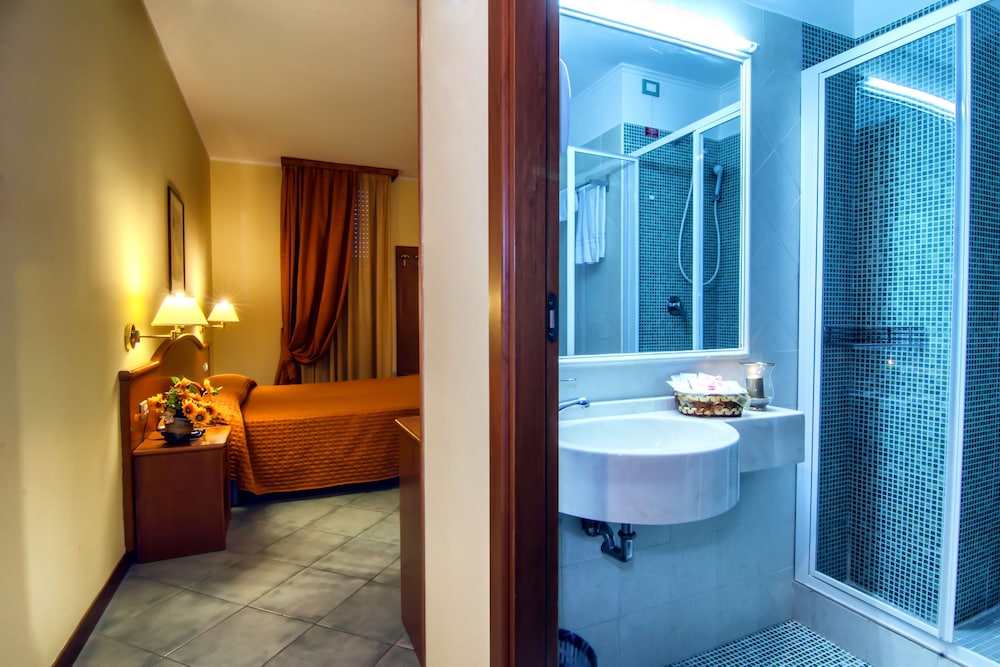 HOTEL DEGLI AMICI 5/42
