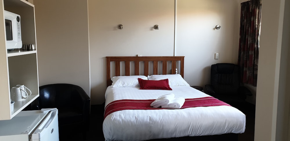 Commodore Motor Lodge 23/58