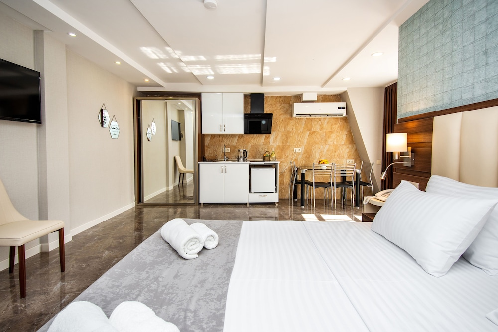 شقة استوديو بسرير كوين وسريرين منفصلين بشرفة، Hotel Margi 3/4