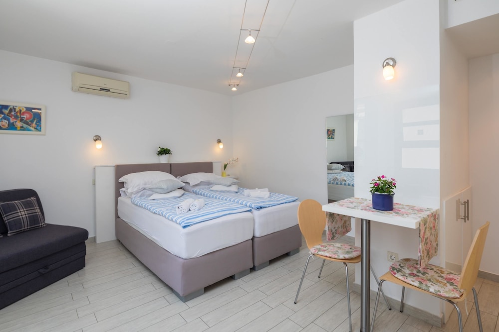 Split Center Suites 14/66