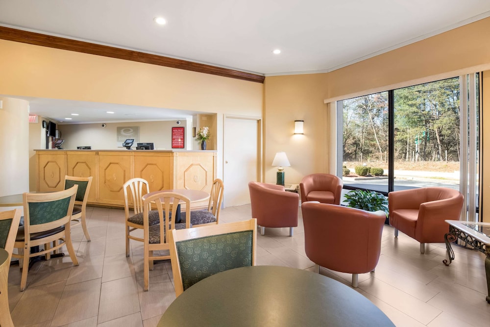 Econo Lodge Hendersonville 14/19