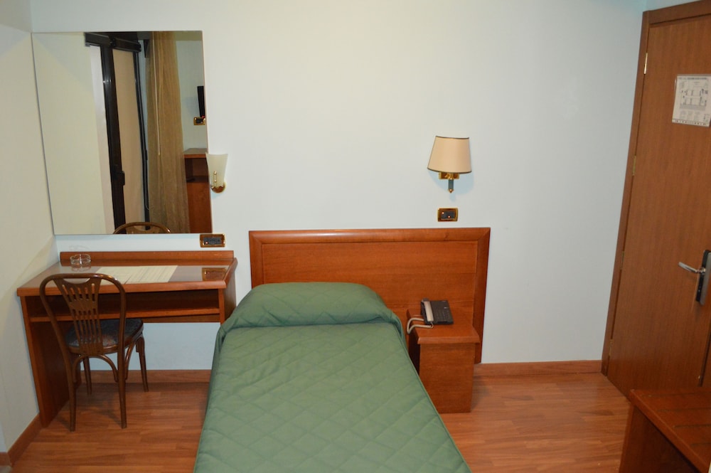 Canadian Hotel 4/15