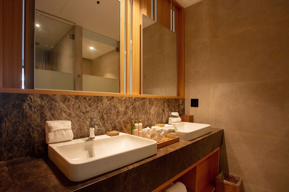Preferred, Family Suite, 1 King and 2 Queen Beds, Parliament View