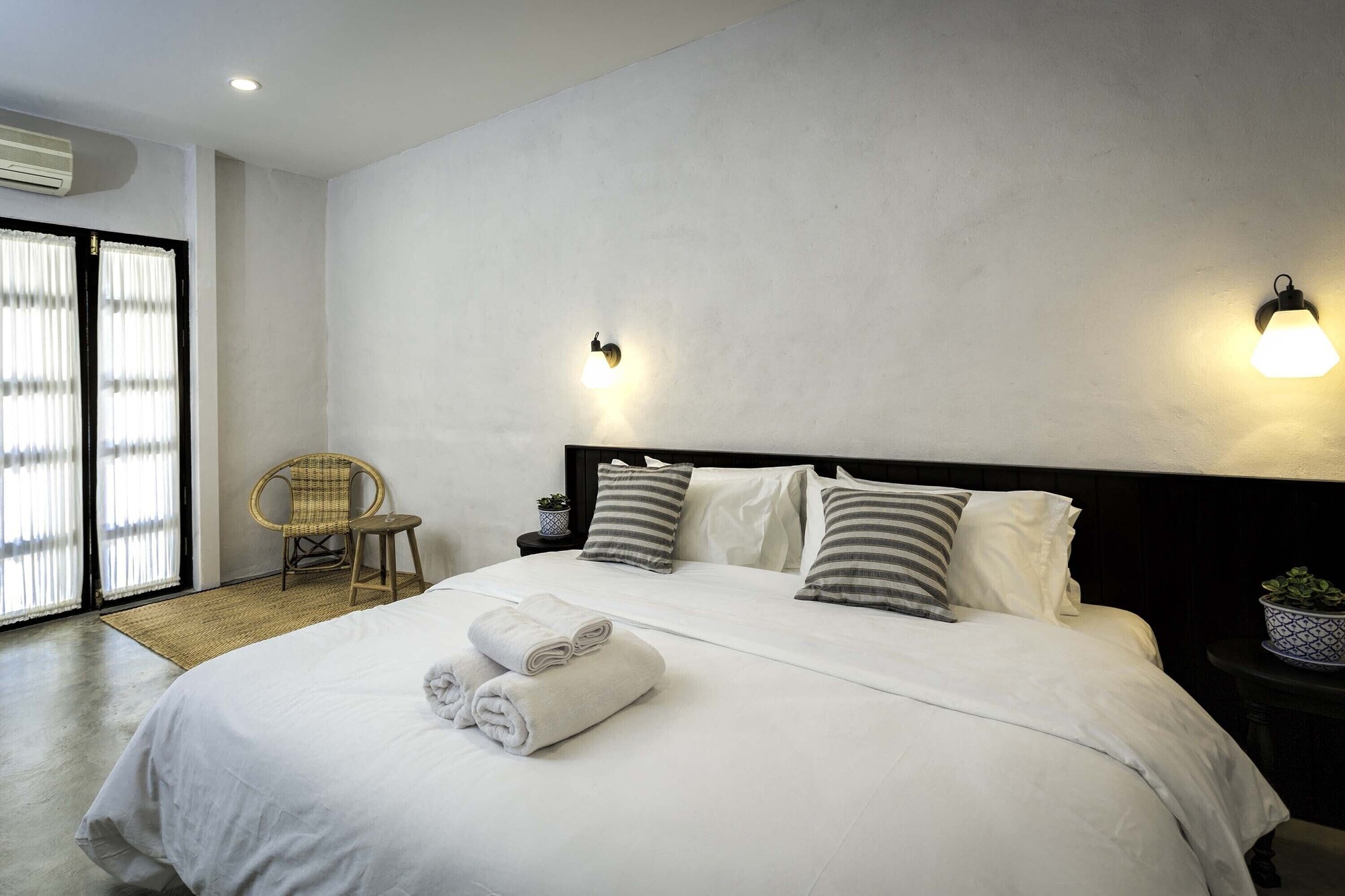 DELUXE, DOUBLE BED