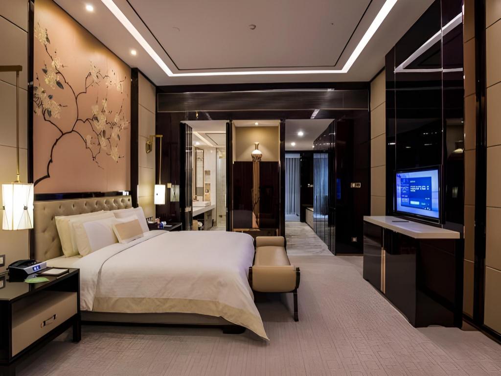 Courtyard, King Bed, Queen Bed