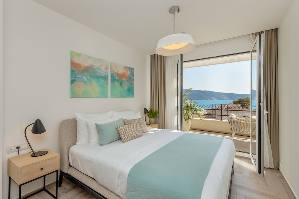 1 Bedroom, Apartment, King Bed, Sea View, Sofa, Resident Building