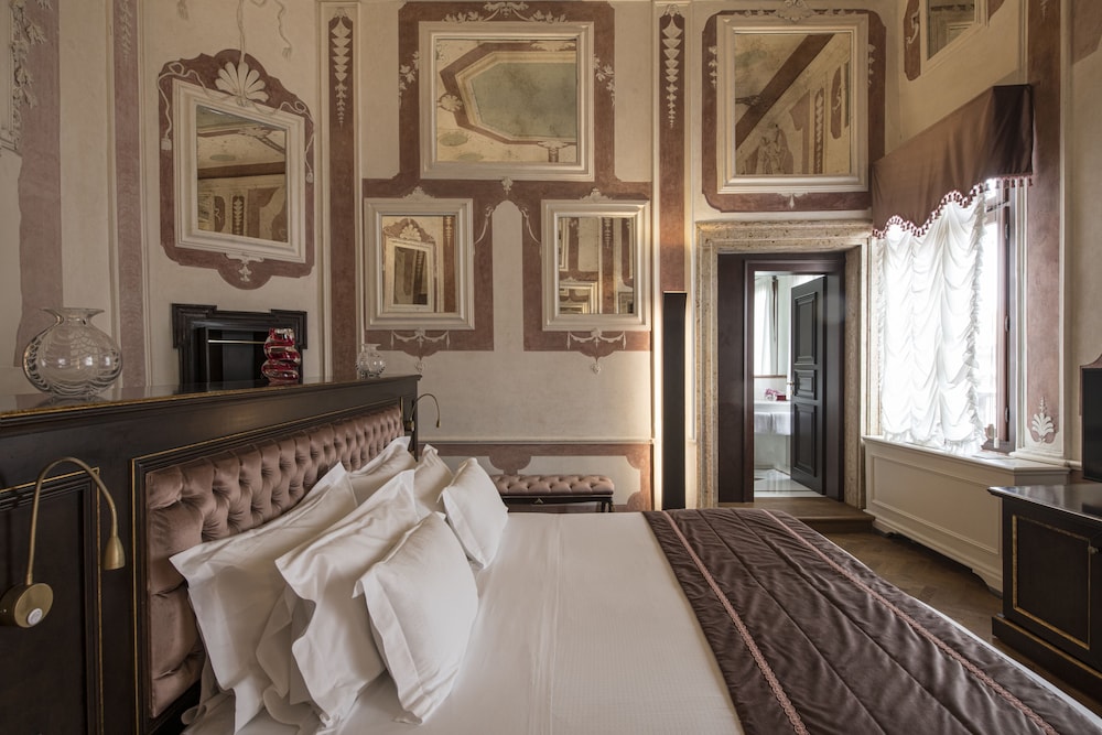 DELUXE, DOUBLE OR TWIN BED