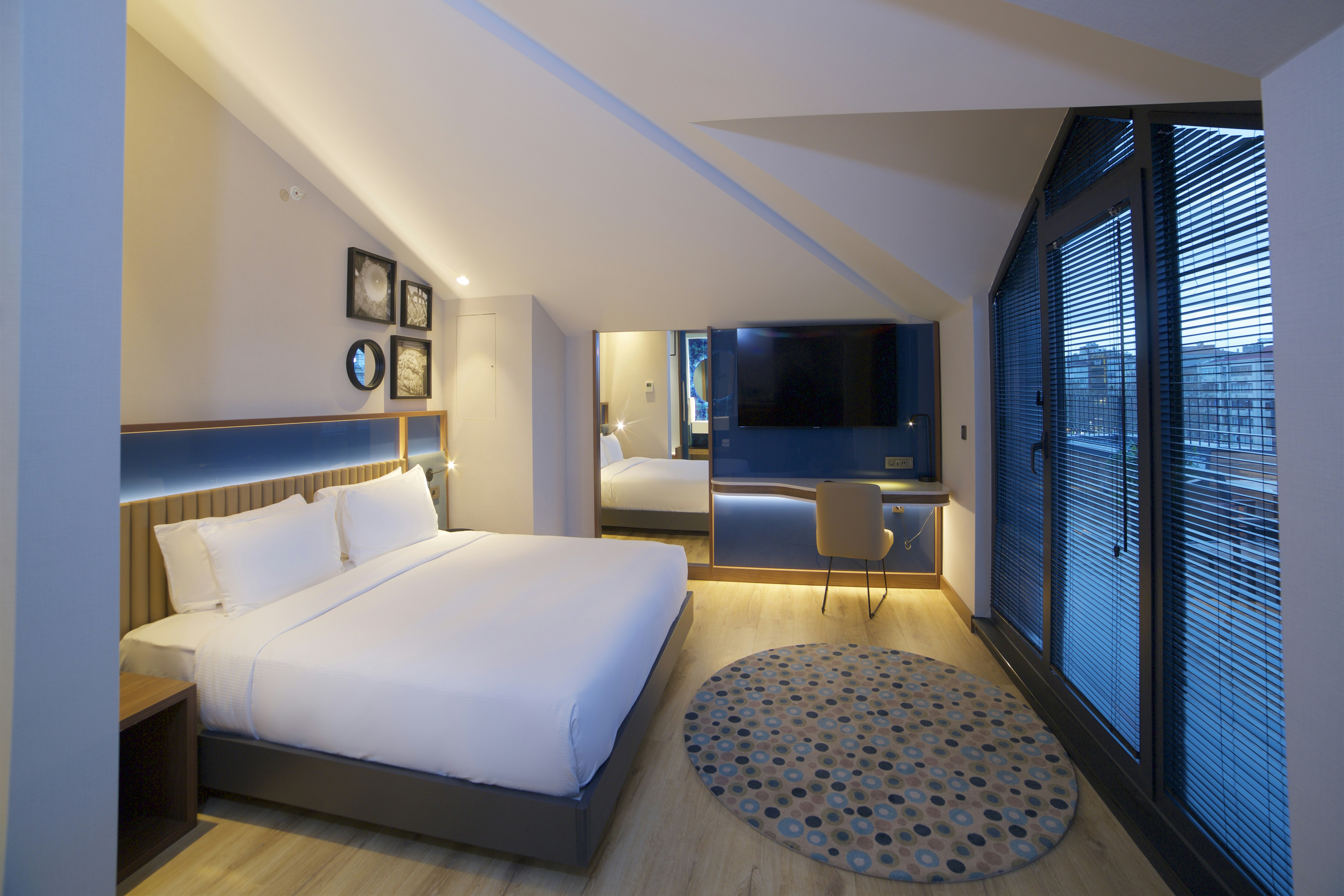 غرفة بسرير كينج بشرفة مع أريكة، Hampton by Hilton Istanbul Old City 4/10