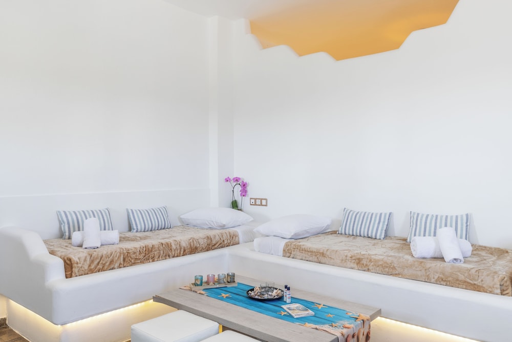 Mykonian Breeze 28/50