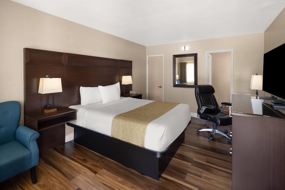 غرفة قياسية بسرير كوين، Travelodge by Wyndham Everett City Center 6/7