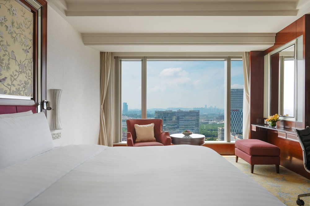 DELUXE, KING BED, RIVER VIEW