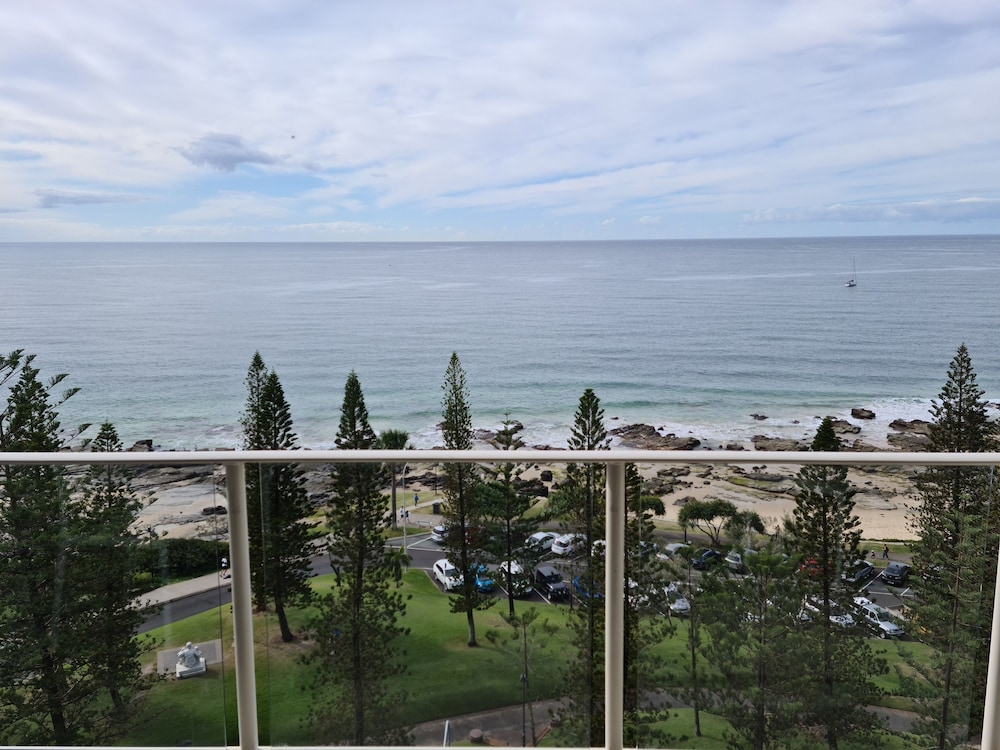PACIFIC BEACH RESORT 68/77