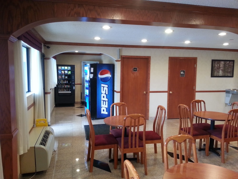 Days Inn & Suites by Wyndham Monroe 21/26