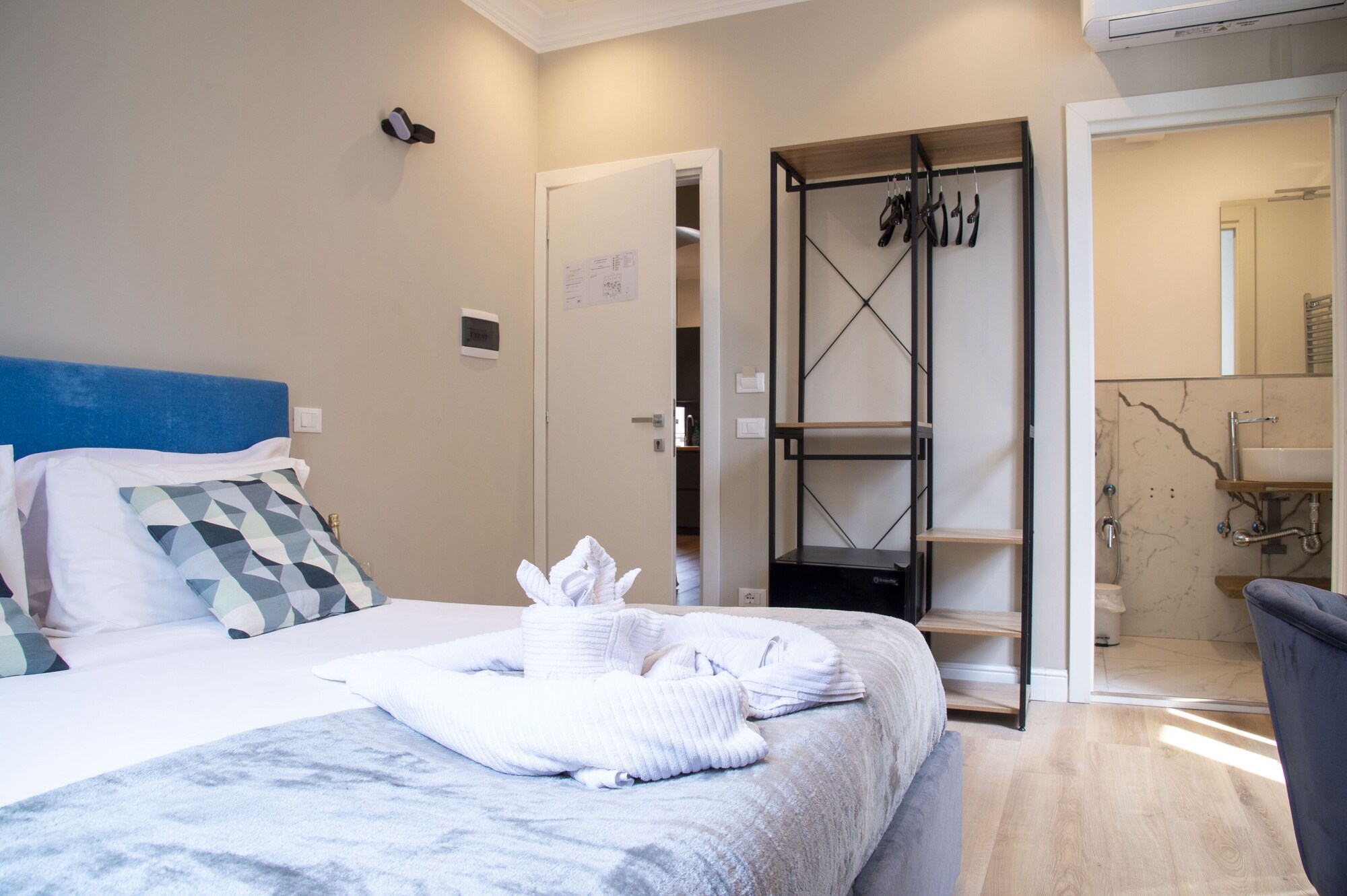 DELUXE, DOUBLE BED