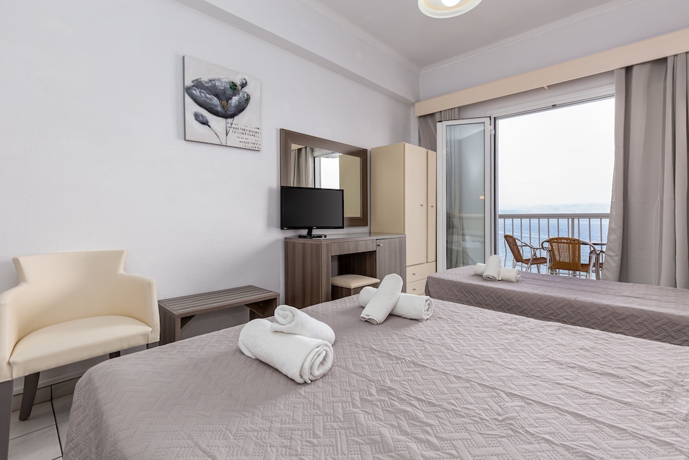 Oasis Hotel 8/50