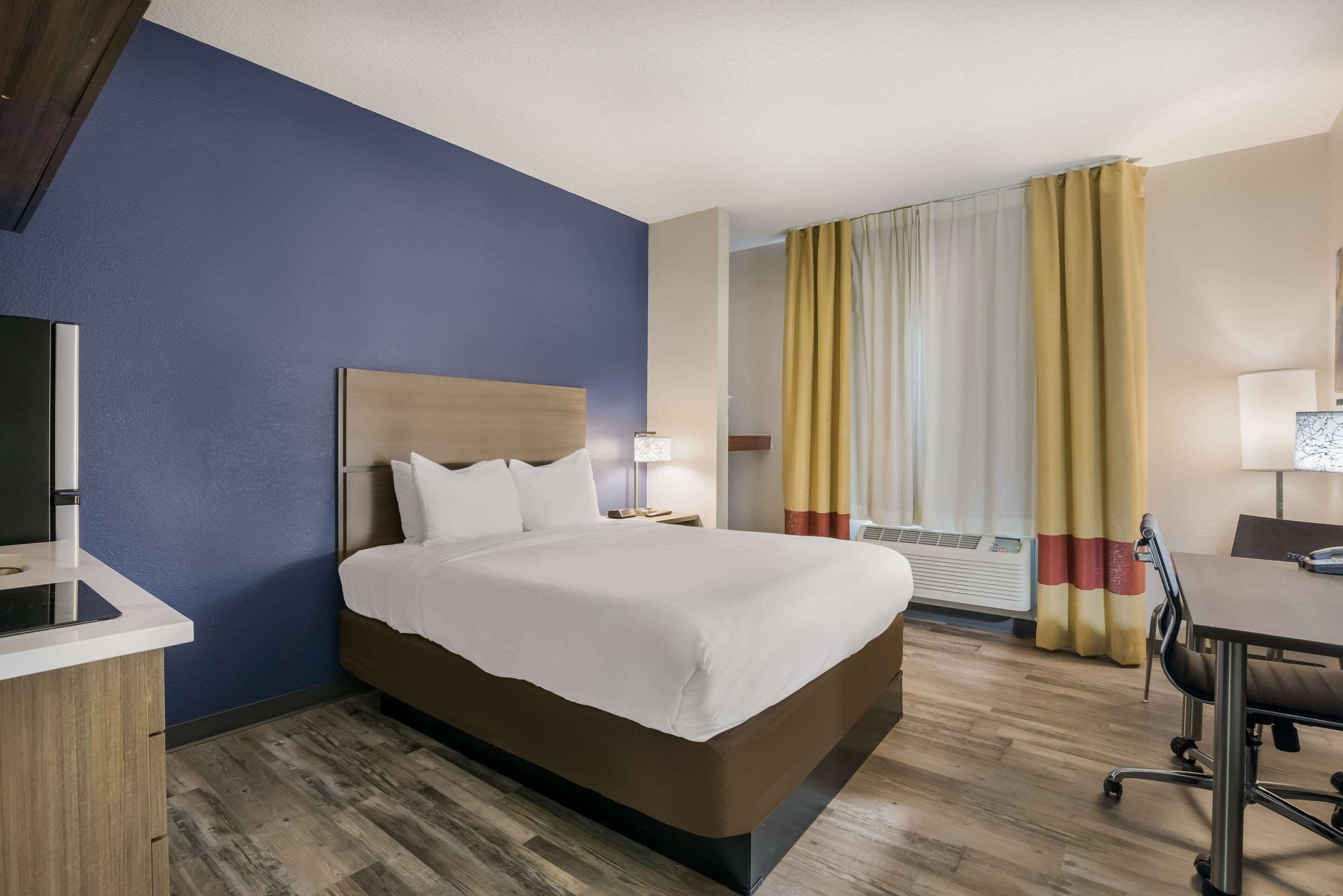 Suite, Queen Bed, Accessible