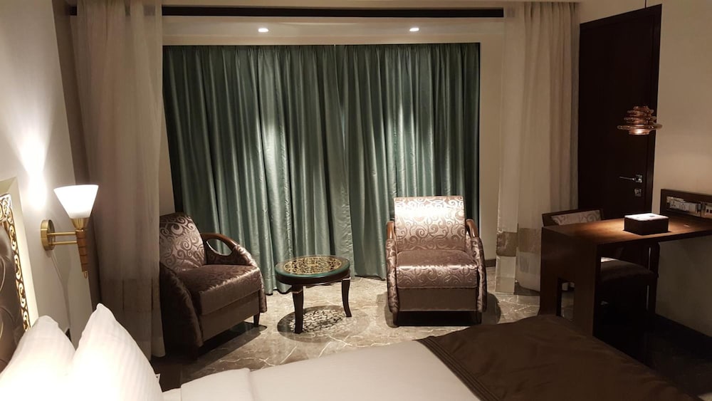 Peninsula Redpine Mumbai 39/58
