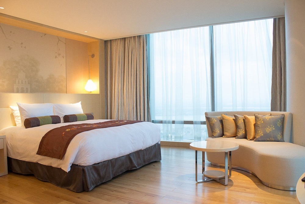 CLUB, JUNIOR SUITE, KING BED