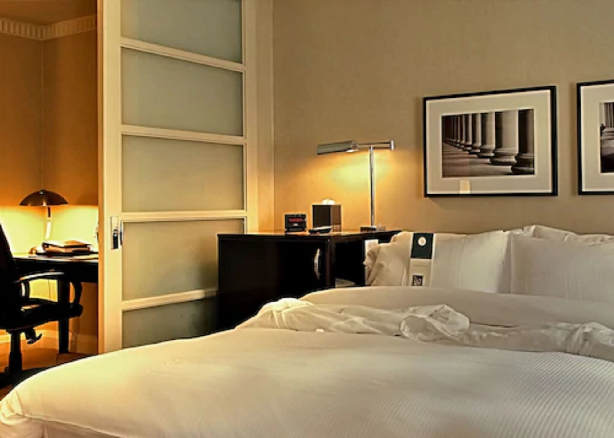 SUITE, KING BED, SOFA, CORNER