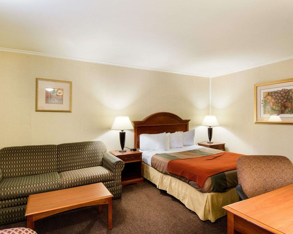 Econo Lodge Inn and Suites Northborough MA 10/22