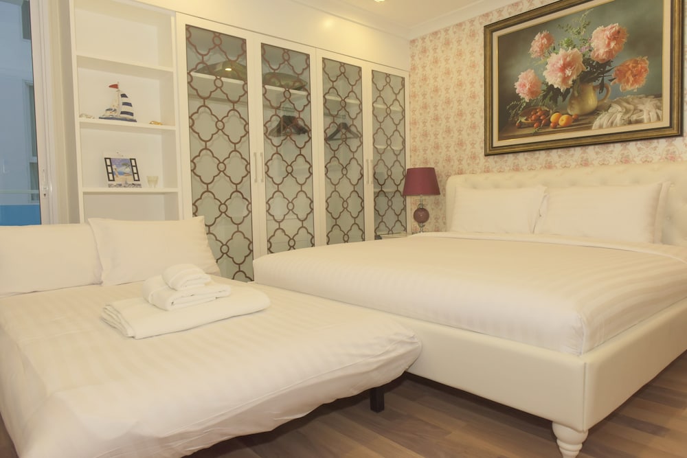 3 Bedrooms, Duplex, Twin Beds, 2 King Beds, Queen Bed, Pool Access