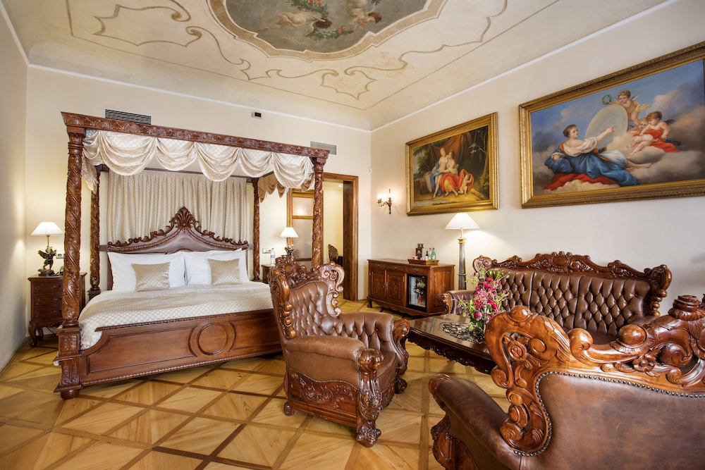 Iron Gate Hotel And Suites 52/71