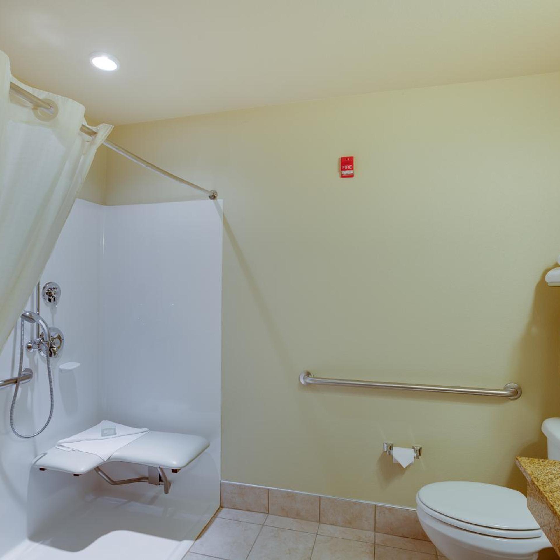غرفة بسرير كوين لذوي الإعاقة، Cobblestone Inn & Suites Durand 7/9