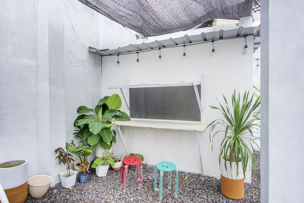 OYO 90124 Oemah Ratu Hostel Syariah 6/28