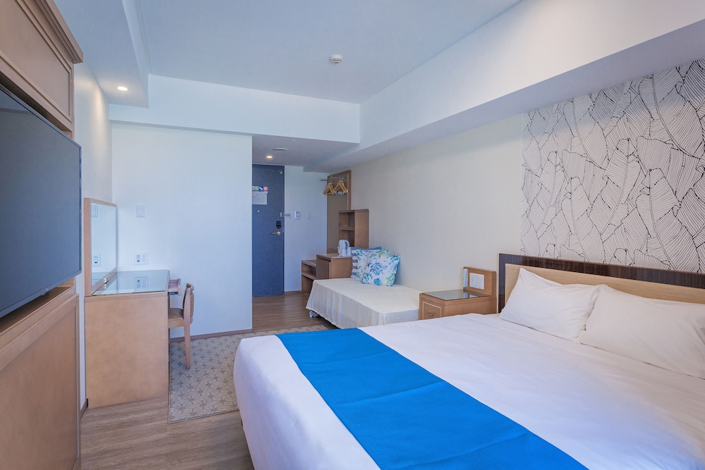 OKINAWA KARIYUSHI LCH.RESORT on The Beach 12/50
