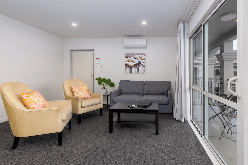 SALERNO MOTEL APARTMENTS 32/48