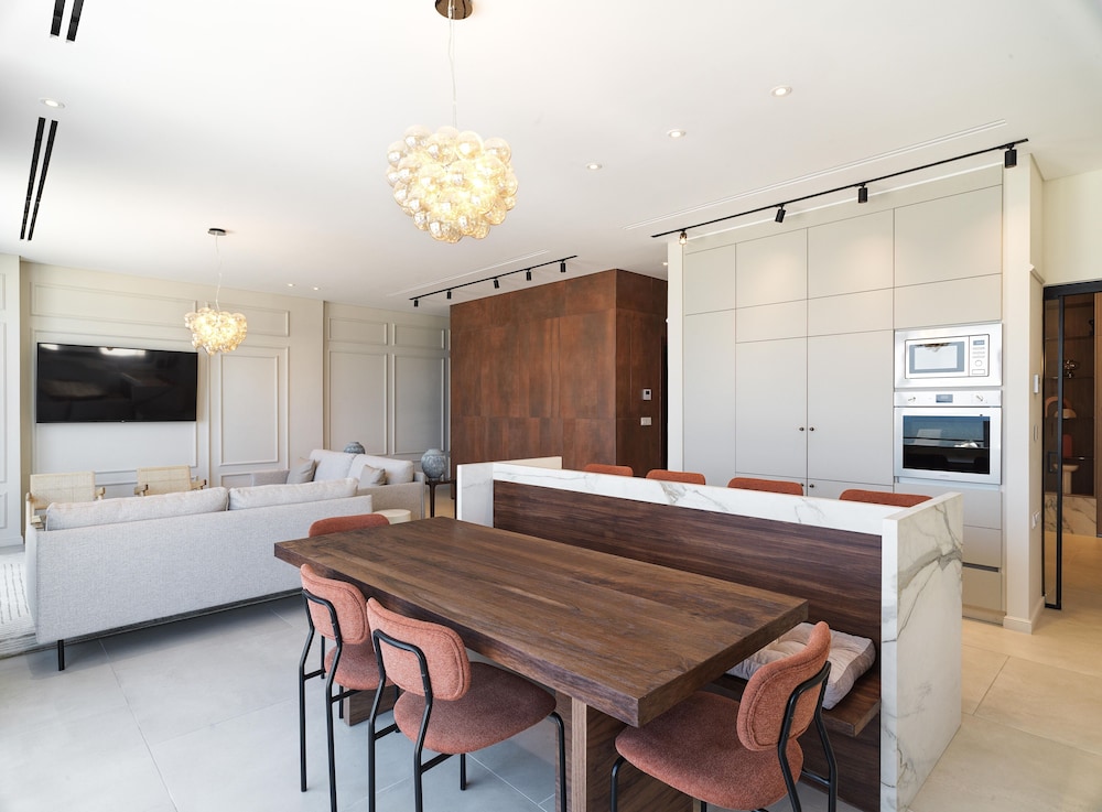 LIV Mackenzie Beach Suites 13/55