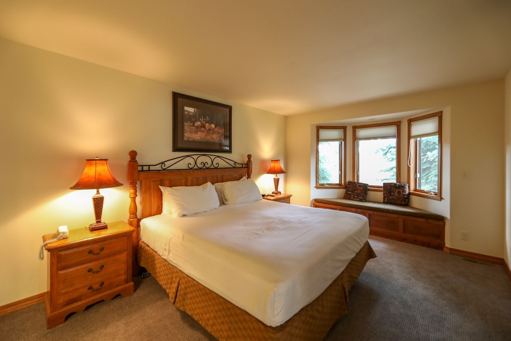 Town House, King and Queen Bed, Sofa