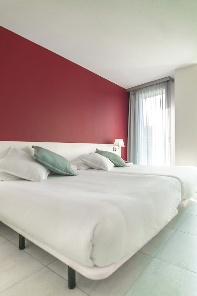 Deluxe, Triple, Single, 2 Double Beds