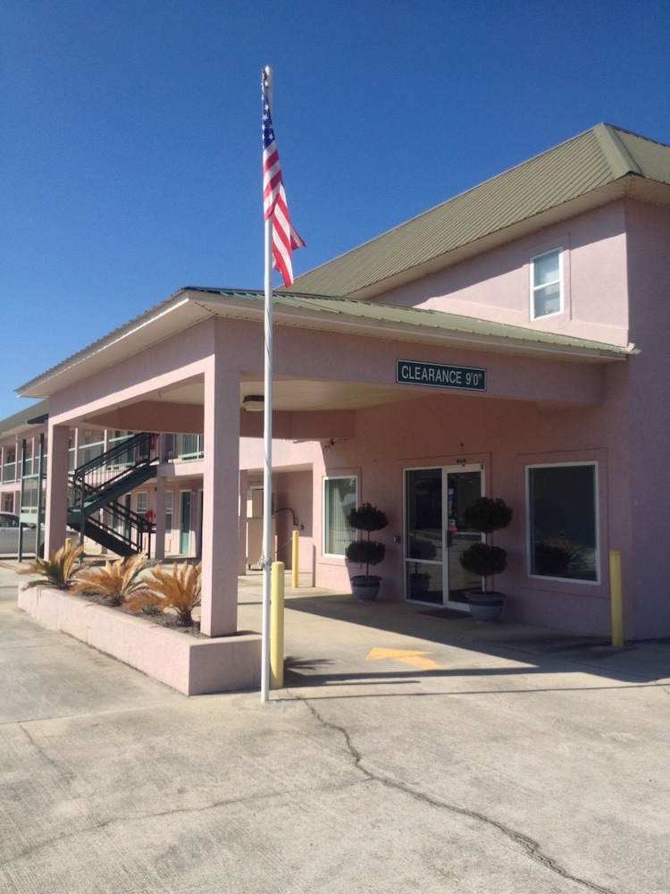 Garden Inn & Suites 4/53