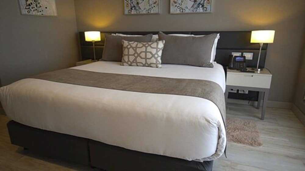 DELUXE, STUDIO, SUITE