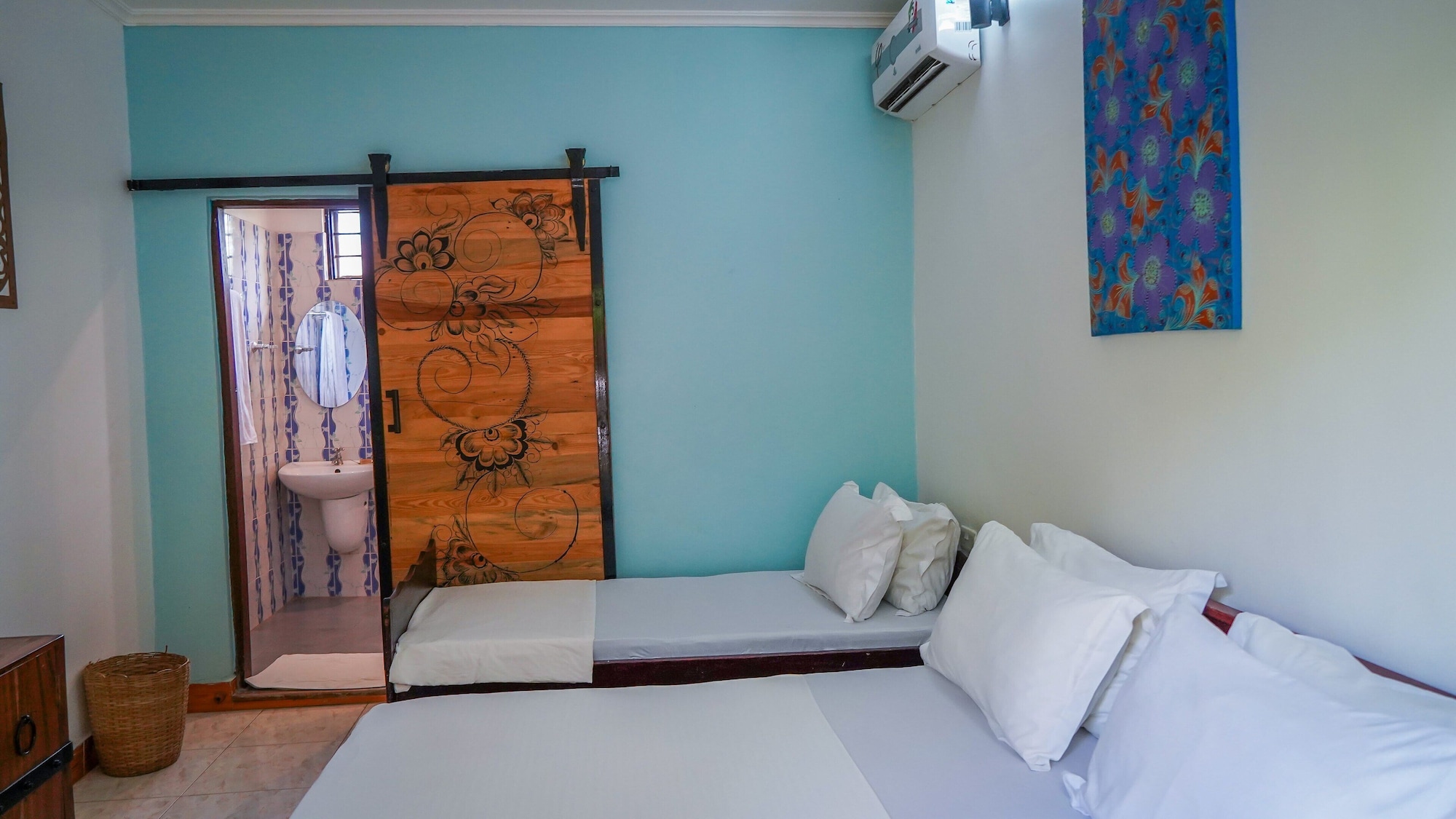 ROOM, DOUBLE OR TWIN BED