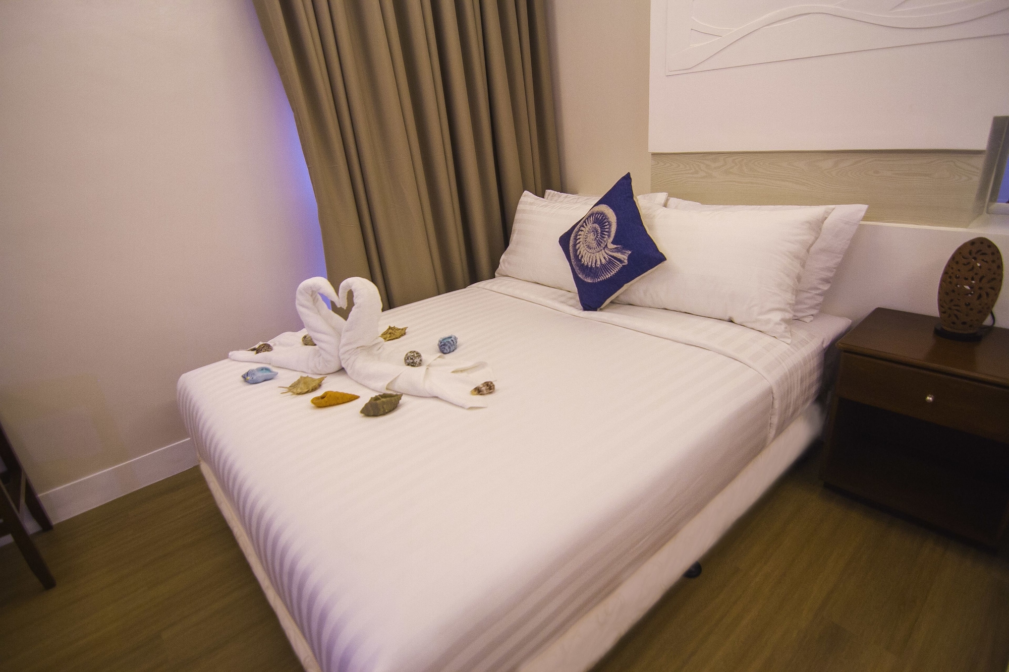 EXECUTIVE, SUITE