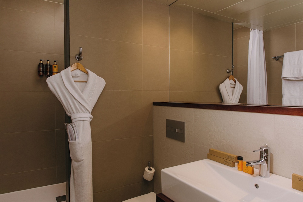 PANORAMIC, DOUBLE BED, OCEAN FRONT, HARBOUR VIEW