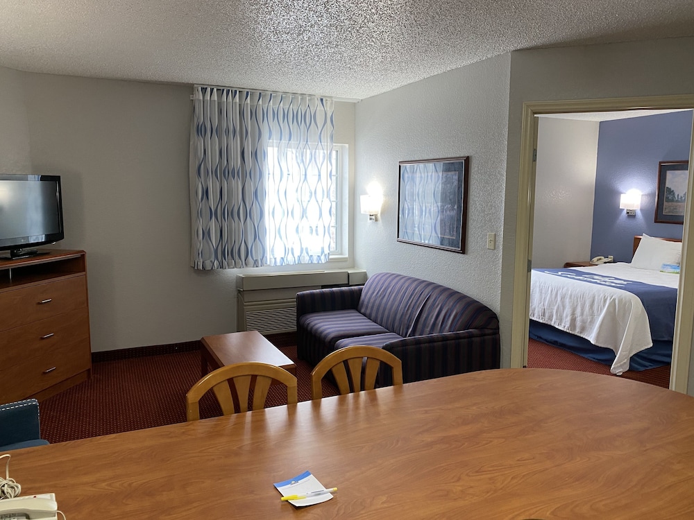 Days Inn & Suites by Wyndham Green Bay WI. 24/38