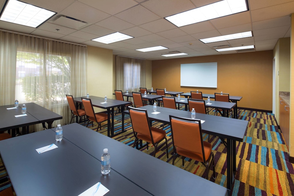Fairfield Inn & Suites Newark Liberty International Airport 24/38