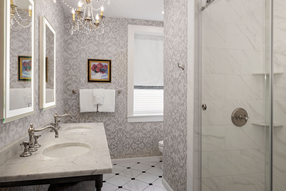 جناح بسرير كينج، Hamilton-Turner Inn 2/2