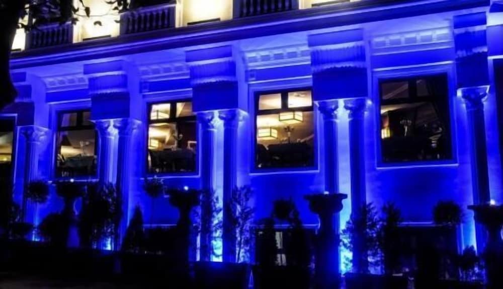 Paradise Island Hotel 4/50