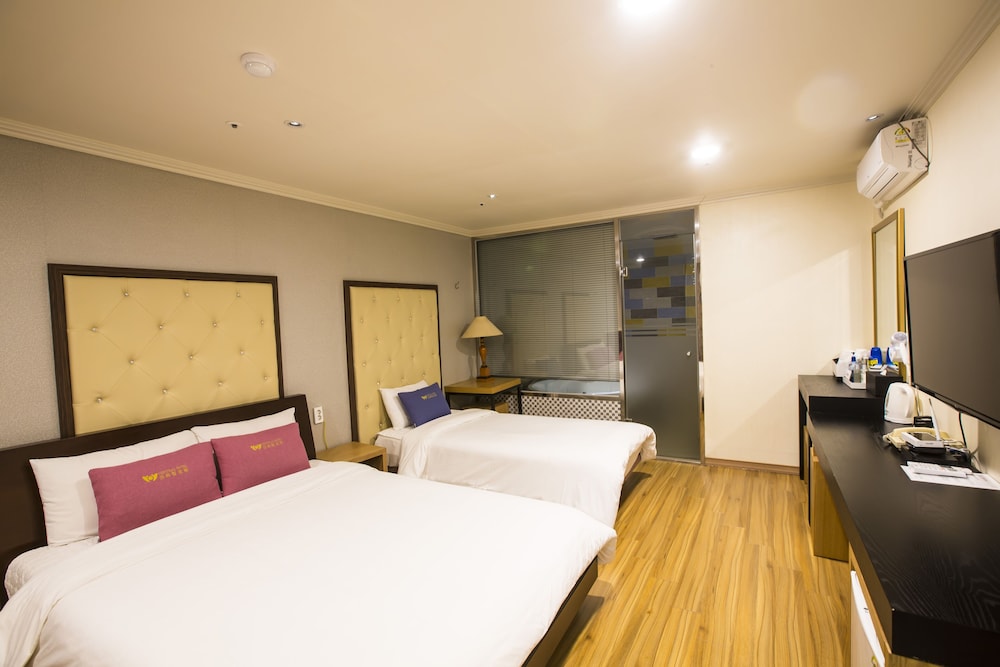 Central Hotel 18/46